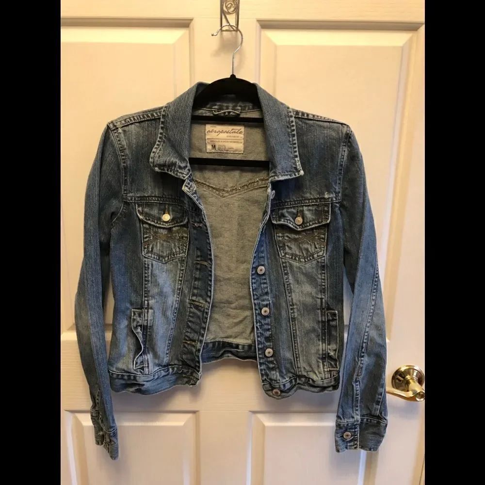 AeropostaleādistressedĀ denim jacketā